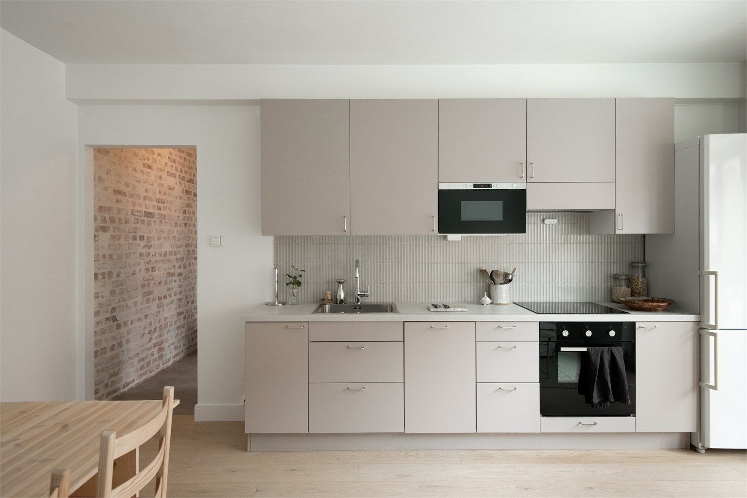 Leiligheten byr på en åpen stue/kjøkkenløsning med adkomst til balkongen som fungerer som en forlengelse av stuen. 