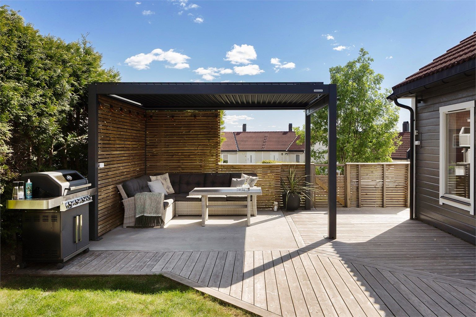 Pergola med støpt gulv under