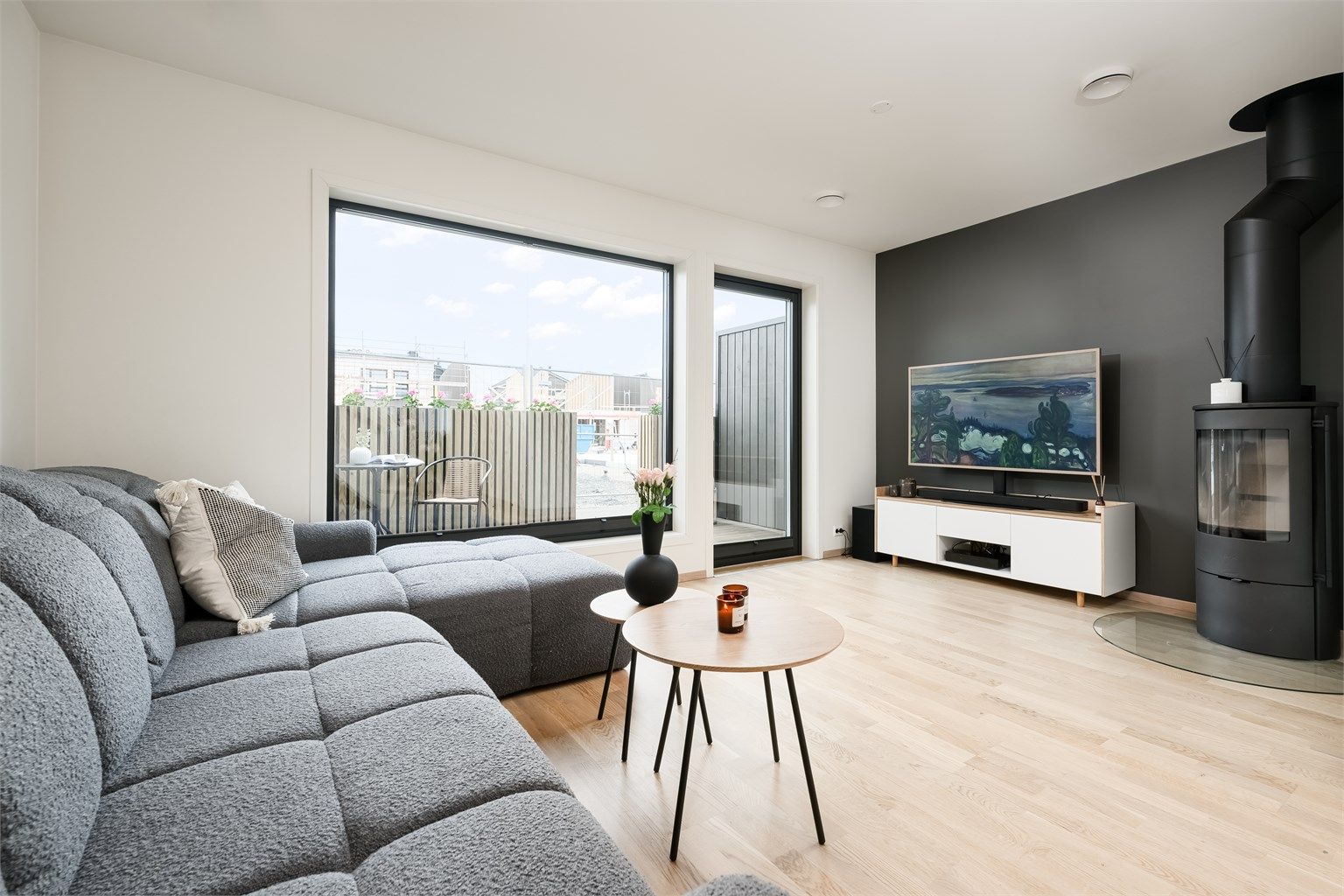 Stuen har en peisovn med glassdør som gir god varme, i tillegg til gulvvarme for jevn komfort.