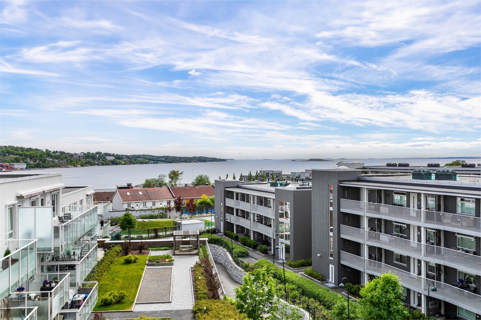 I høyden av femte og øverste etasje sees flott utsikt mot Oslofjorden i syd, på motsatt side sees også utsikt over Mossesundet.