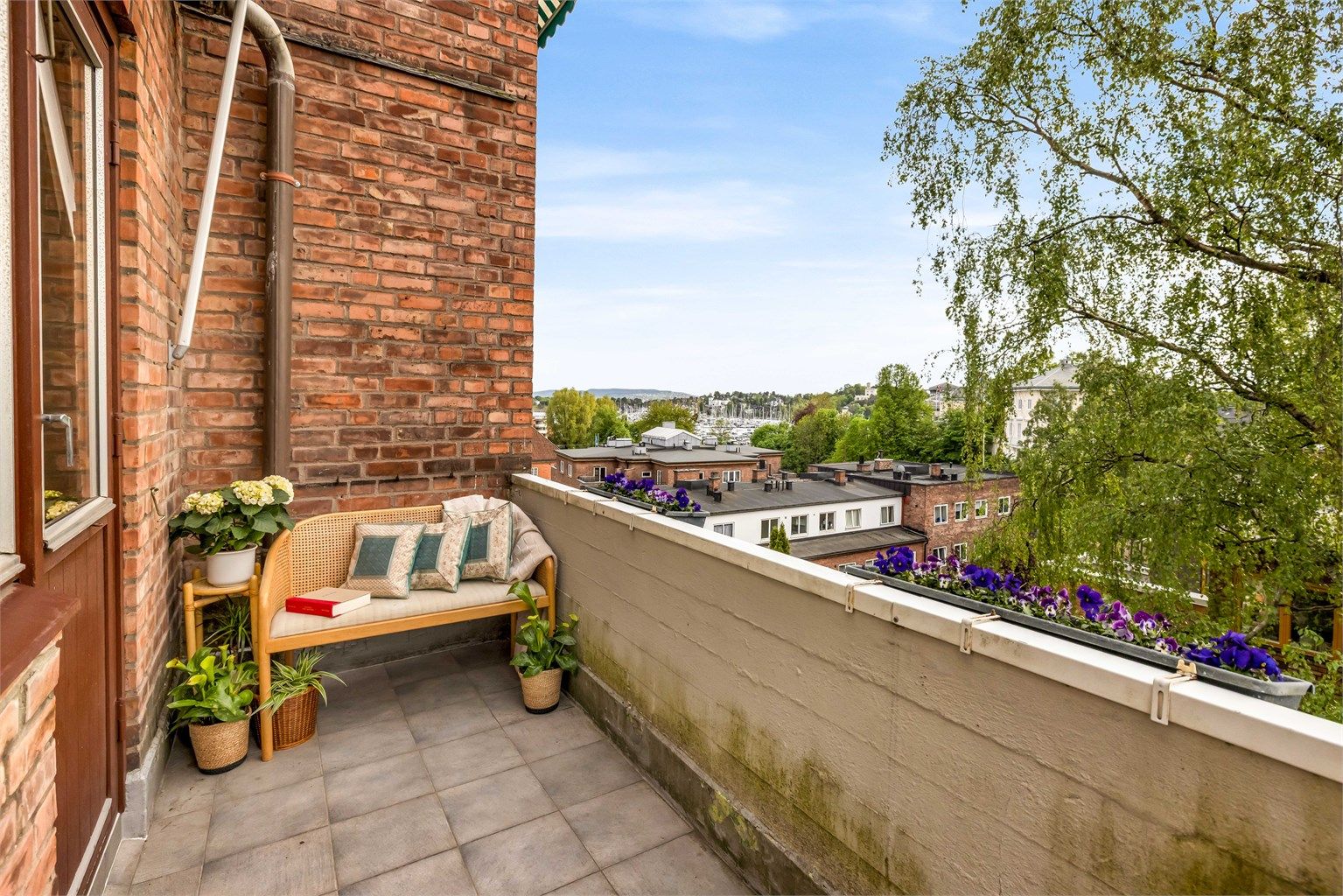 Plass til enkel møblering og beplanting. Selger opplyser om at det er sol fra ca. kl. 13.00 og ut dagen. 