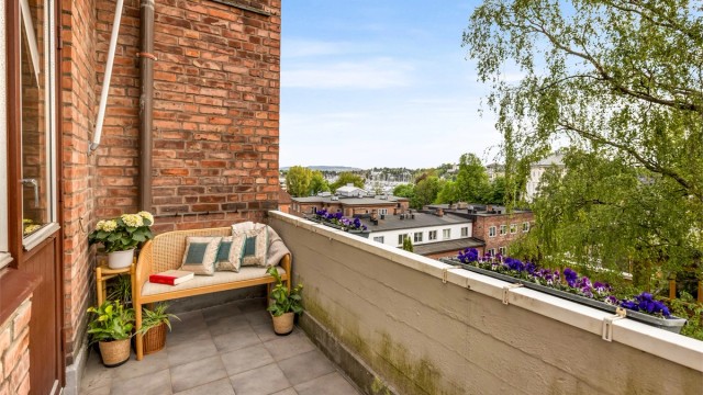 Plass til enkel møblering og beplanting. Selger opplyser om at det er sol fra ca. kl. 13.00 og ut dagen.