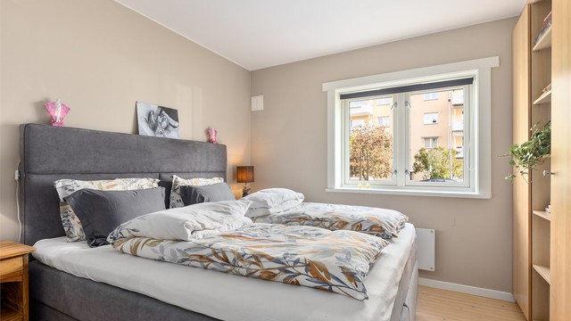 Soverommet har plass til dobbeltseng og nattbord på begge sider.