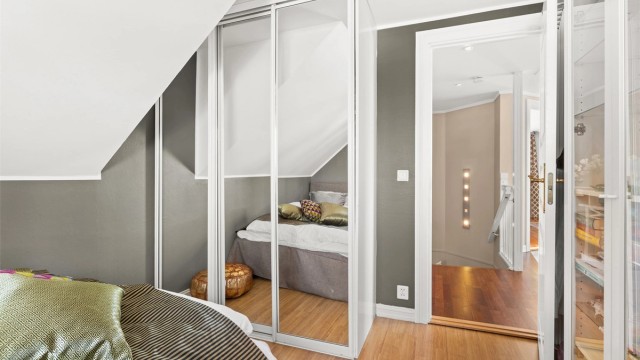 Soverom 2 med skyvedørsgarderobe