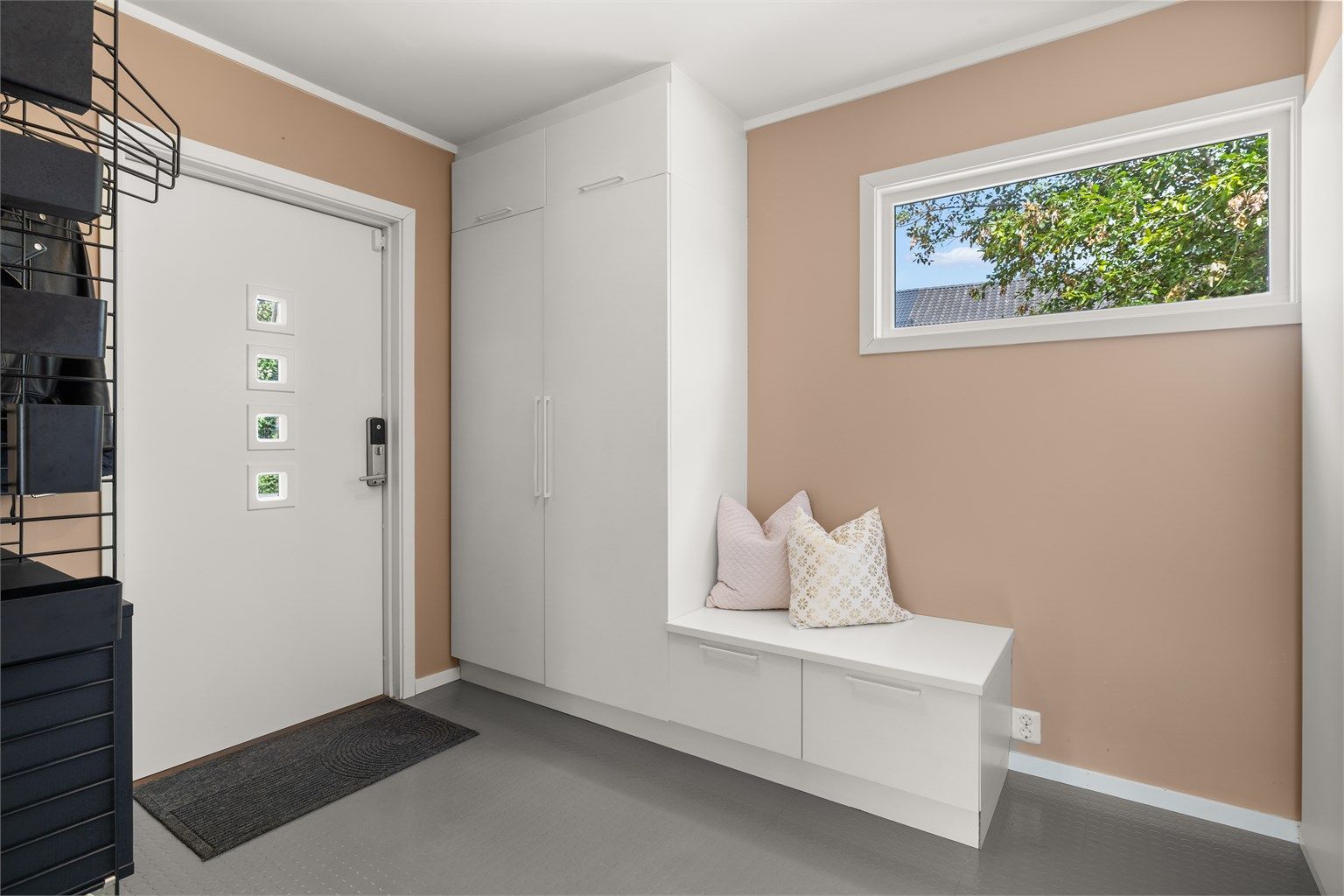 Entré med gulvbelegg med gulvvarme. Praktisk garderobeinnredning samt at det er et eget tilliggende garderoberom. Ny ytterdør i 2023 med elektronisk kodelås