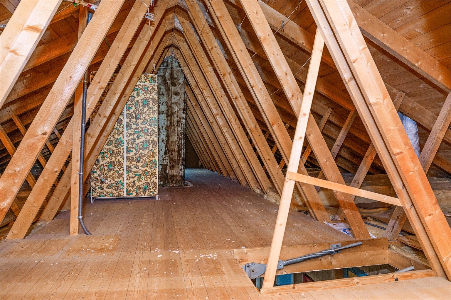 Boligen har et romslig kaldtloft med god plass til lagring 