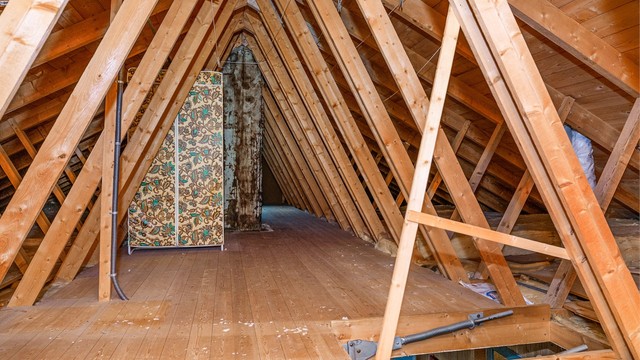 Boligen har et romslig kaldtloft med god plass til lagring