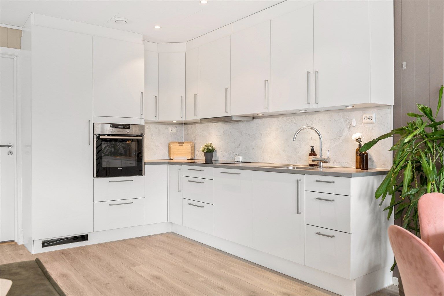 Kjøkkenet er godt utstyrt med rikelig skap- og benkeplass. En automatisk vannstopper med fuktsensor gir ekstra trygghet.