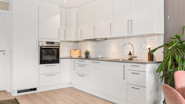 Kjøkkenet er godt utstyrt med rikelig skap- og benkeplass. En automatisk vannstopper med fuktsensor gir ekstra trygghet.