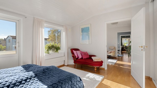 Rommet har god plass til dobbeltseng og en ekstra sitteplass.