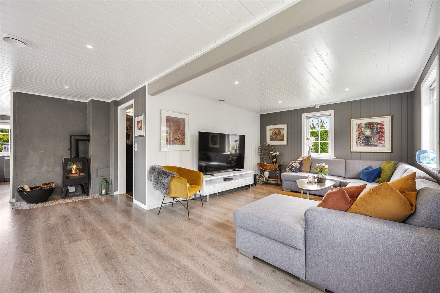 Downlights i taket gir god og jevn belysning i hele oppholdsrommet.