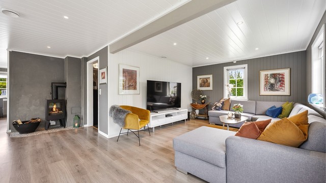 Downlights i taket gir god og jevn belysning i hele oppholdsrommet.