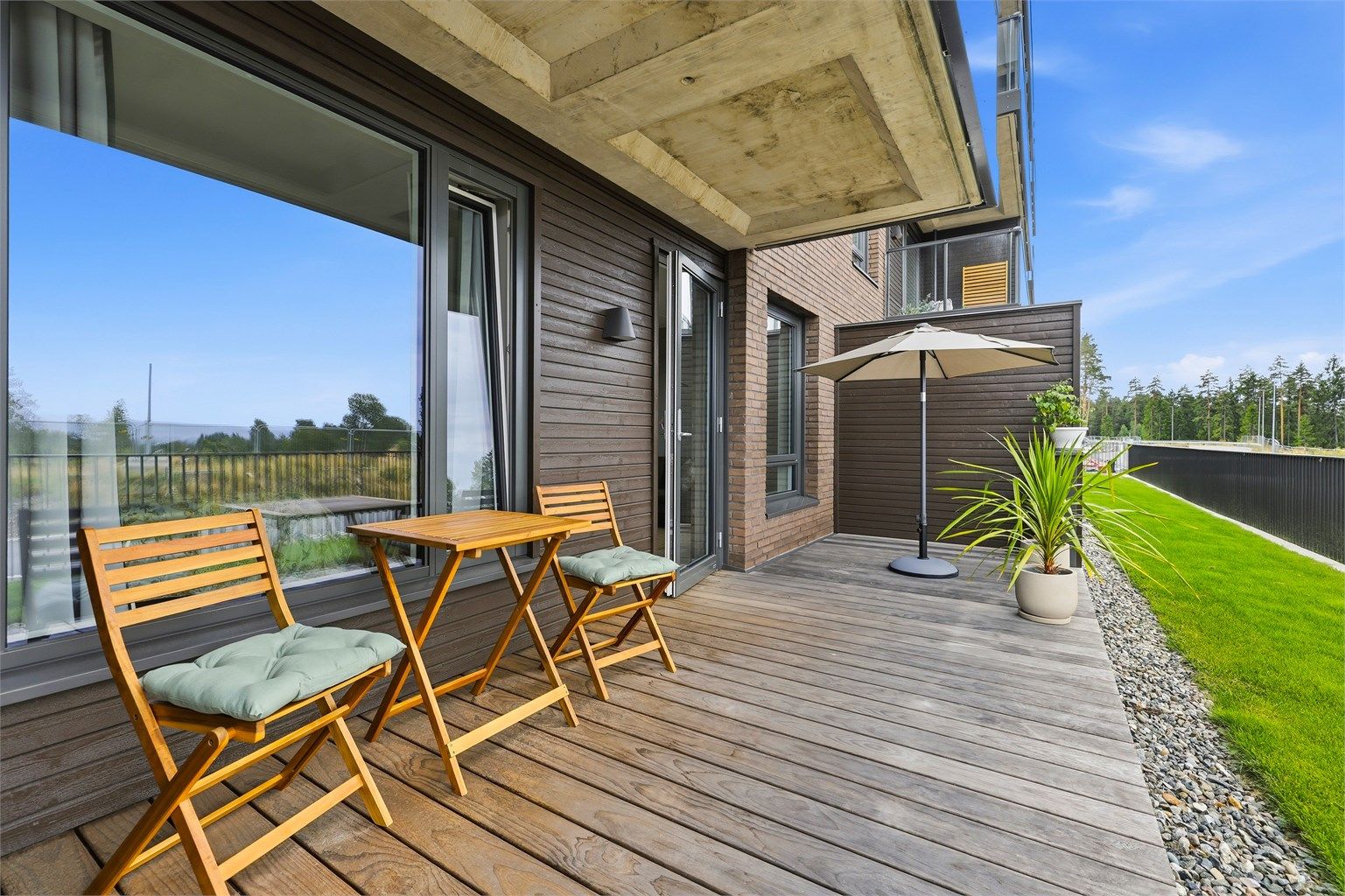 Markterrasse med plass til sitteplass. 