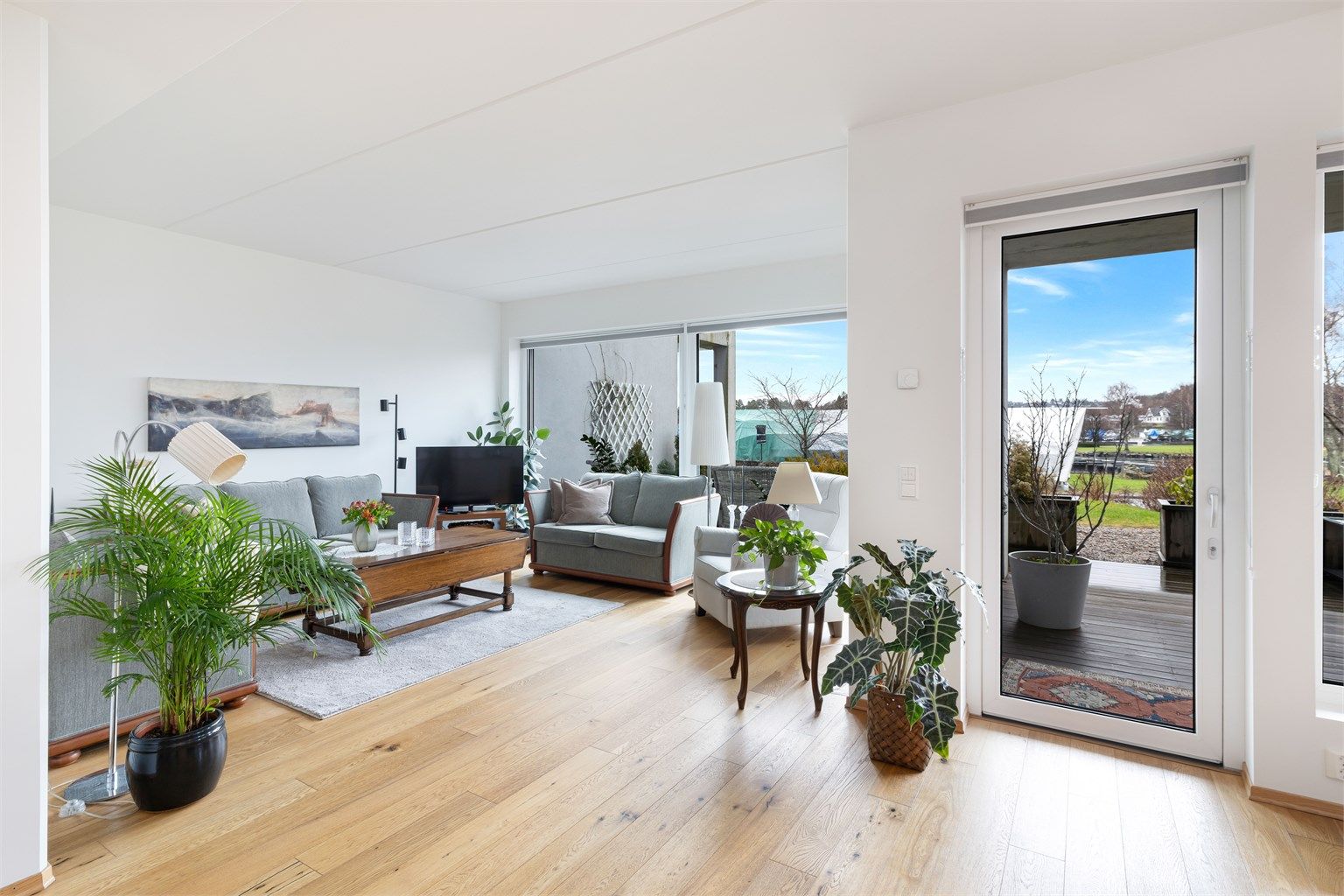 Det er også plass til stor sofagruppe og godstoler i stuen