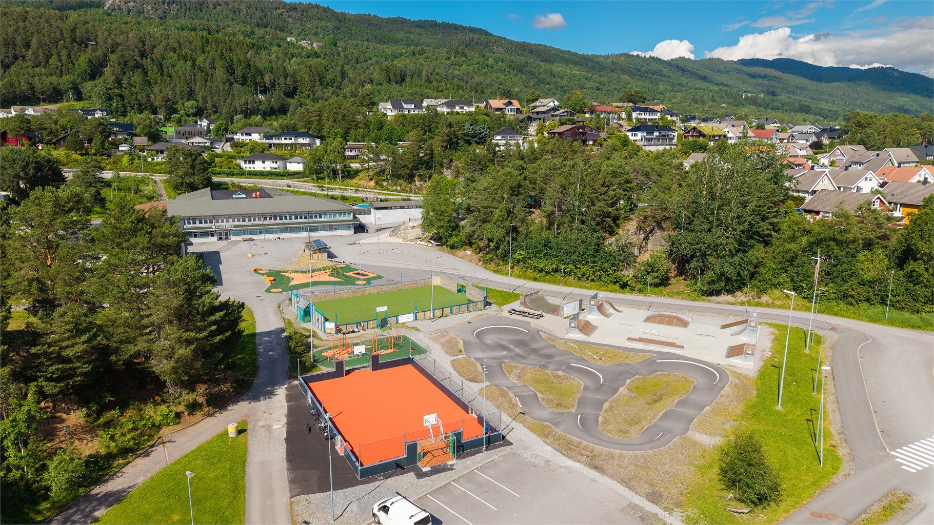 Flisnes barneskole ligger kun et steinkast unna eiendommen.
