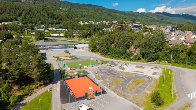 Flisnes barneskole ligger kun et steinkast unna eiendommen.