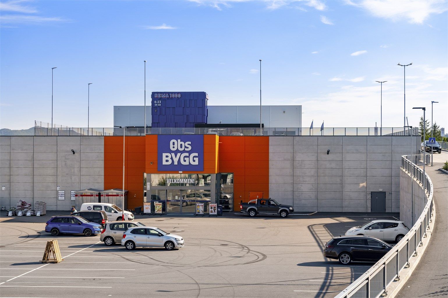 Obs bygg og Rema 1000 er kun en kort kjøretur unna.
