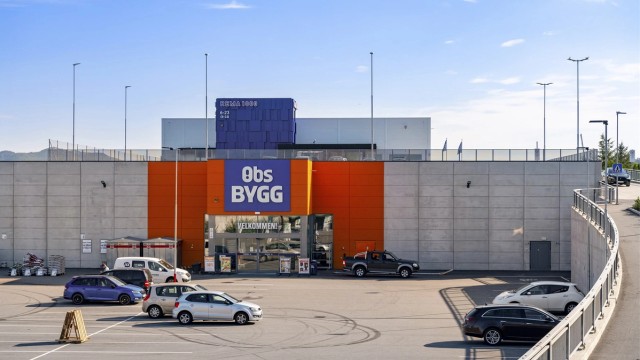 Obs bygg og Rema 1000 er kun en kort kjøretur unna.
