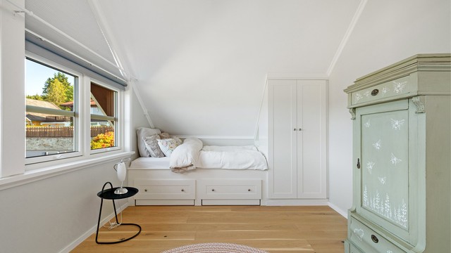 Soverom 2 er perfekt egnet som barnerom, men parkett på gulvet, lune overflater og eget garderobeskap