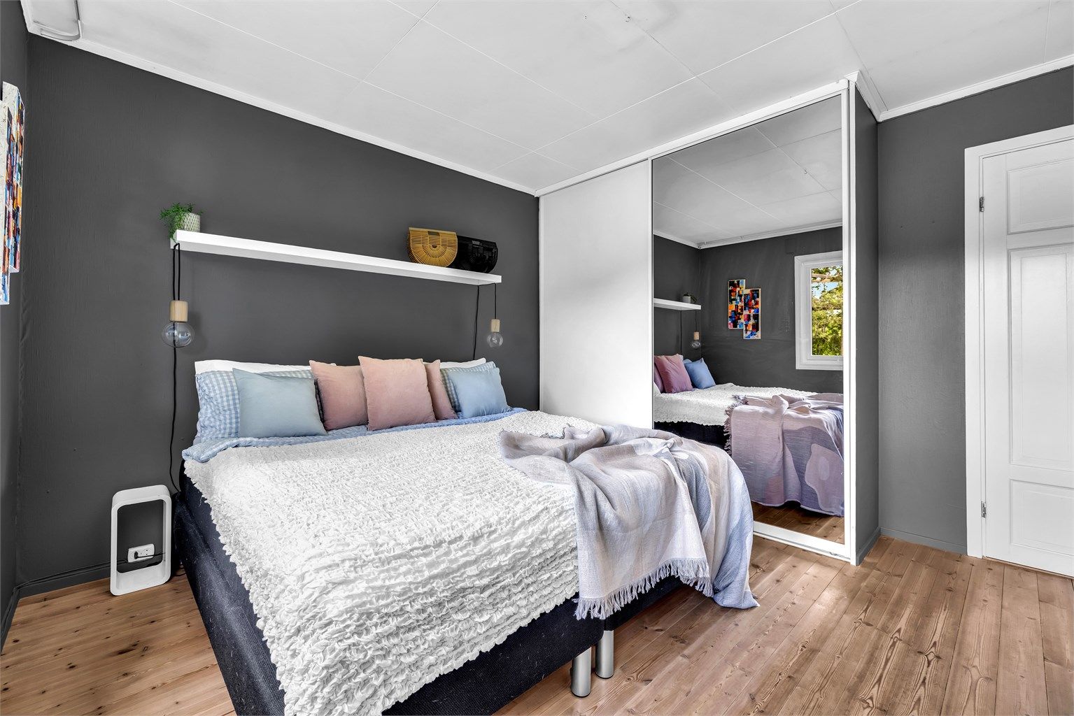 Hovedsoverommet er av god størrelse og plass for både dobbeltseng, nattbord og garderobeskap for oppbevaring.