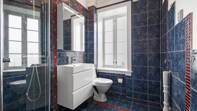 Badet har opplegg for vaskemaskin og mekanisk avtrekksvifte i himling.