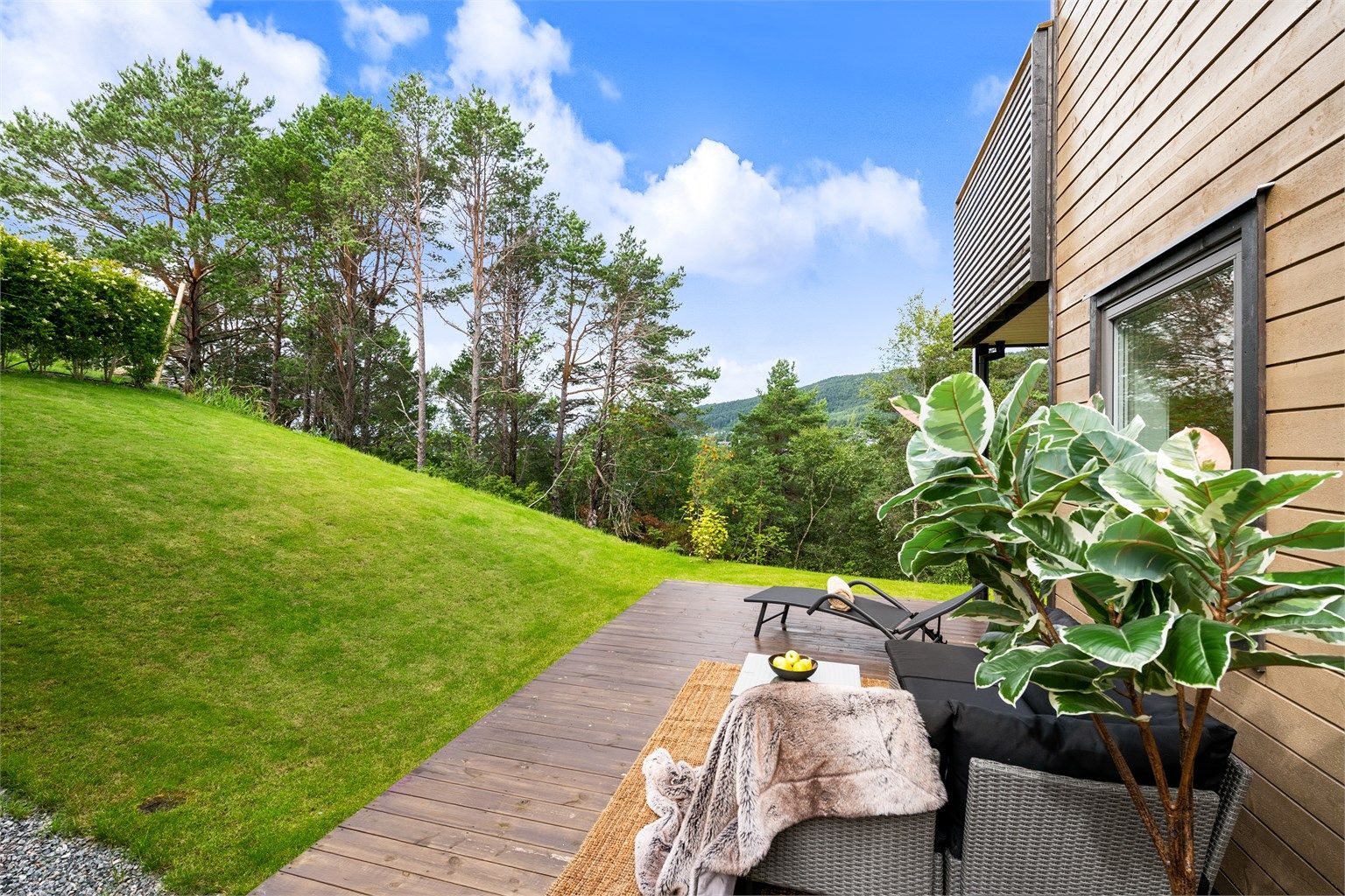 Flott terrasse på terreng med direkte tilknytning til hagen
