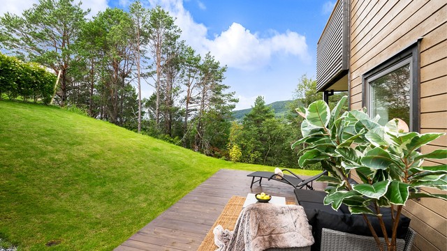 Flott terrasse på terreng med direkte tilknytning til hagen