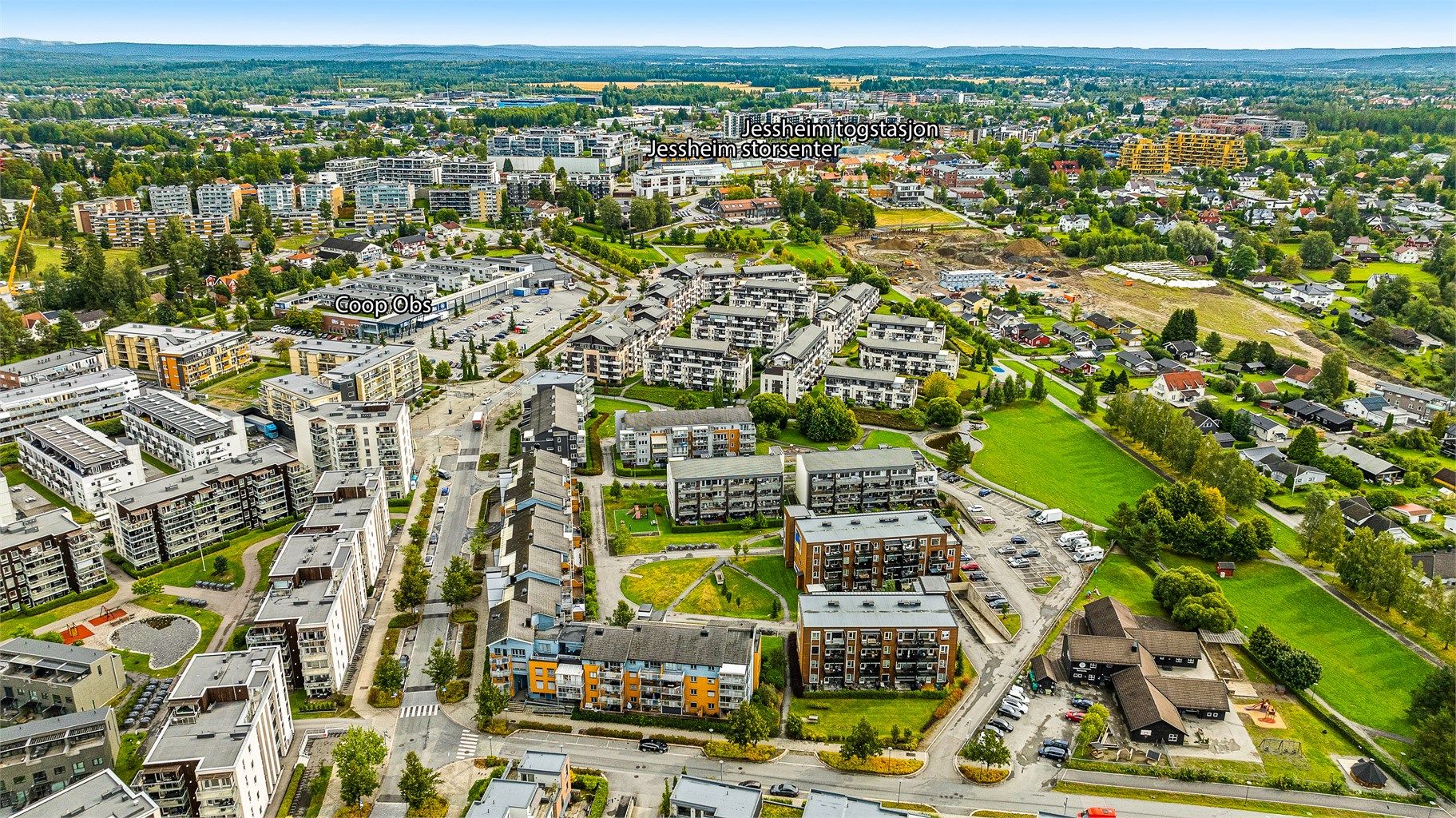 Leiligheten har en sentral beliggenhet med kort vei til alt sentrum har å by på. 