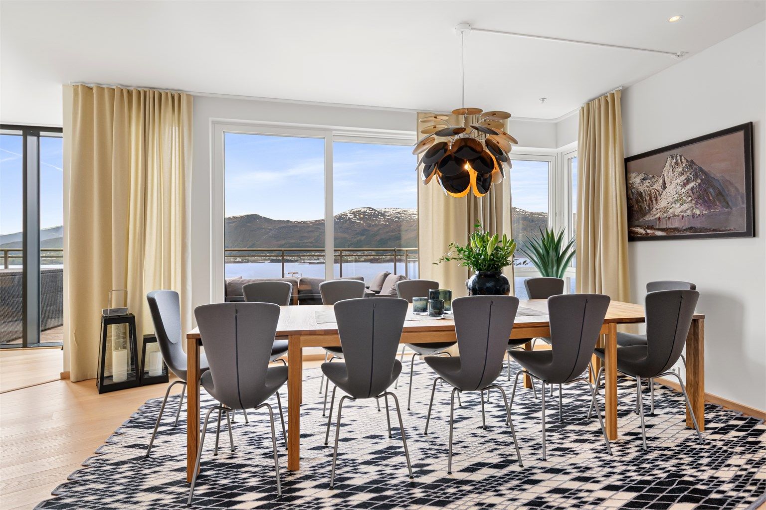 Spisestuen har plass til langbord og er rammet inn av store vindusflater