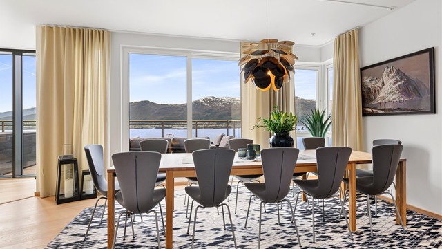 Spisestuen har plass til langbord og er rammet inn av store vindusflater
