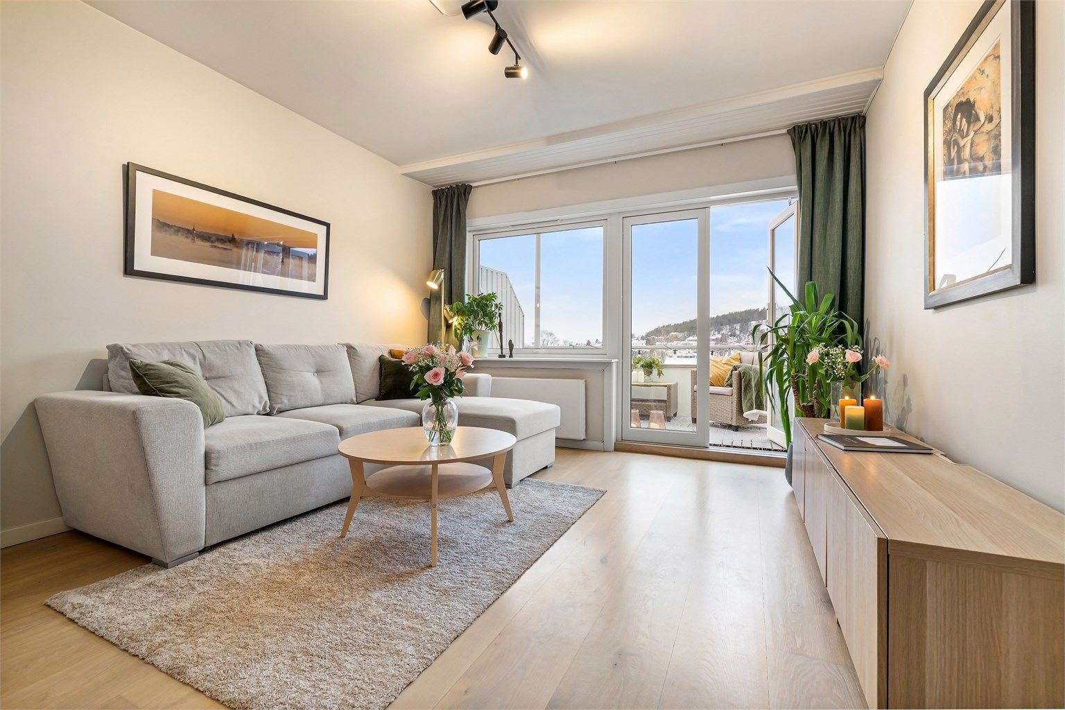 Det første som møter deg er store vindusflater, som sammen med balkongdøren skaper et naturlig lyst rom med en god atmosfære