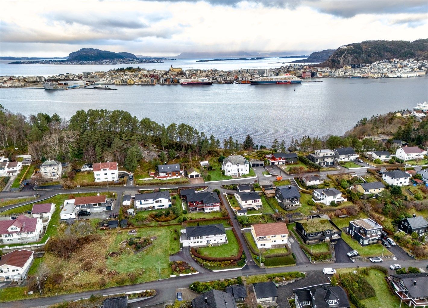 Dronebilde tatt fra syd med Ålesund by i bakgrunnen