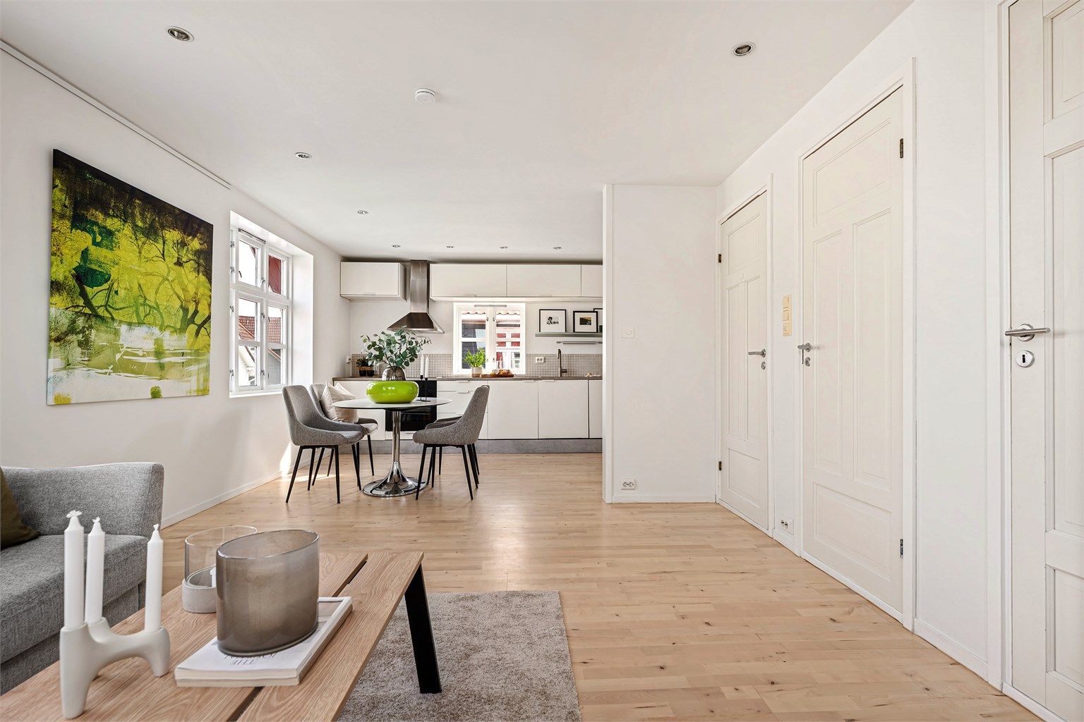 Soverom og bad ligger ved stue, samt trapp opp til loftsrom. 