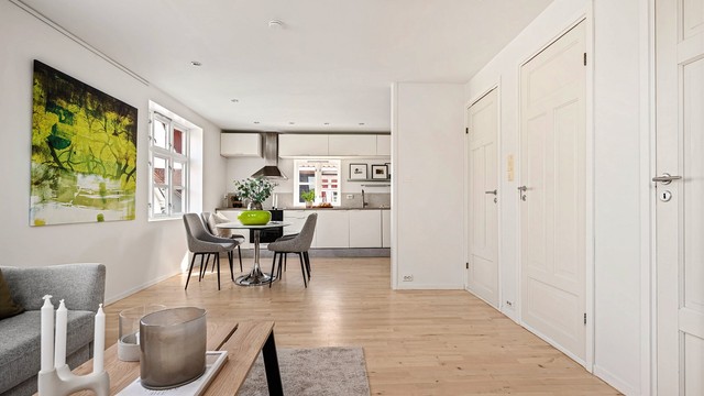 Soverom og bad ligger ved stue, samt trapp opp til loftsrom.