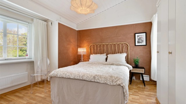 Hovedetasjen har to soverom. Her er det god plass til dobbeltseng og garderobeløsning