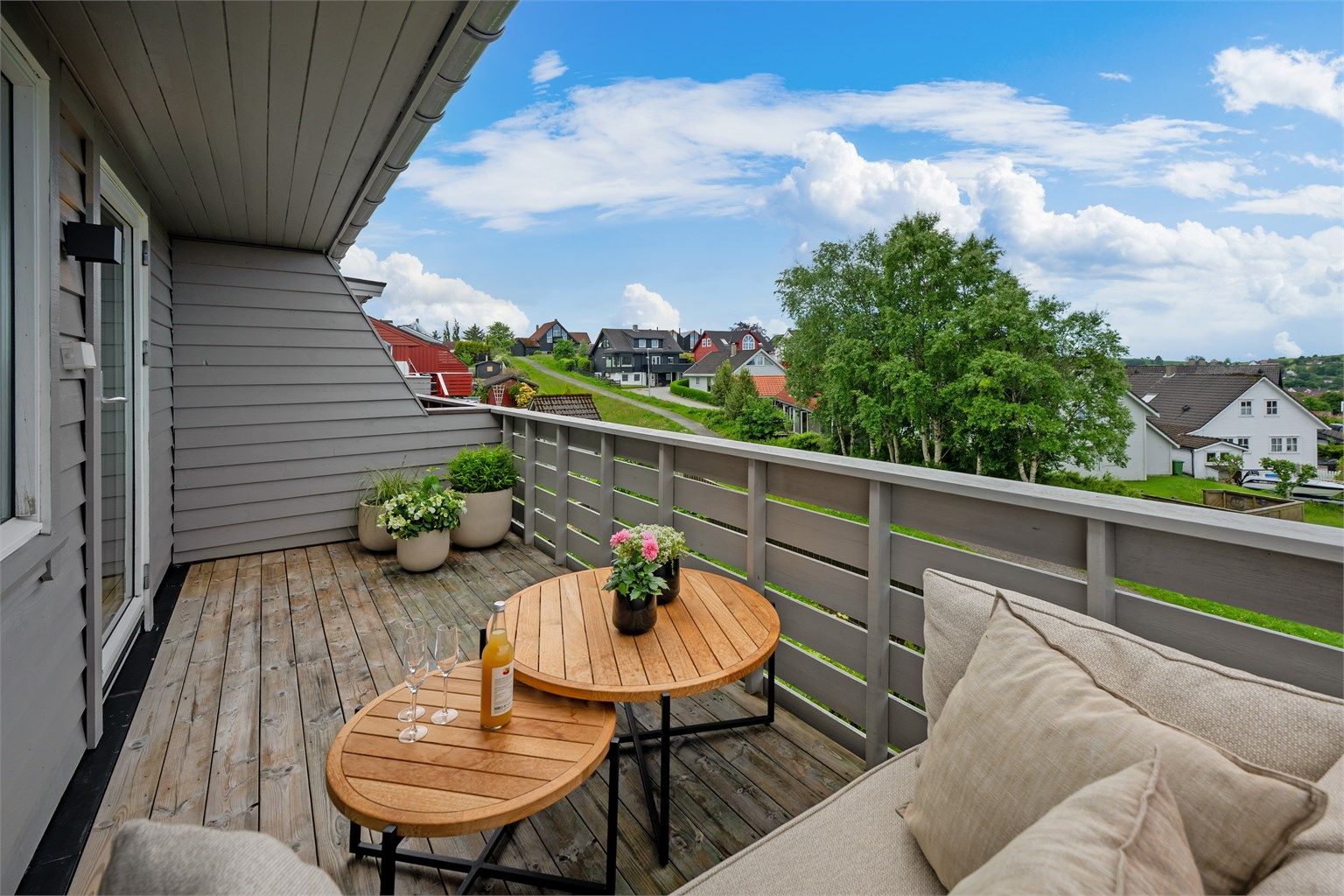 Terrasse ut fra stue er av god størrelse og vender mot friområde.