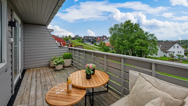 Terrasse ut fra stue er av god størrelse og vender mot friområde.
