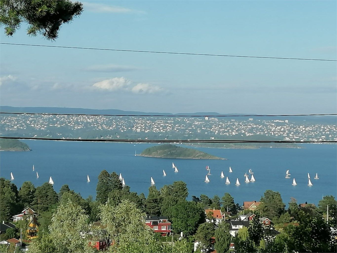 Idyllisk seilas på Bunnefjorden med sol i horisonten og lett vind i seilene – en stemningsfull opplevelse som fremhever nærheten til sjøen og det gode livet ved vannet. Selgers egne bilde. 