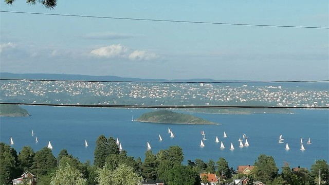 Idyllisk seilas på Bunnefjorden med sol i horisonten og lett vind i seilene – en stemningsfull opplevelse som fremhever nærheten til sjøen og det gode livet ved vannet. Selgers egne bilde.