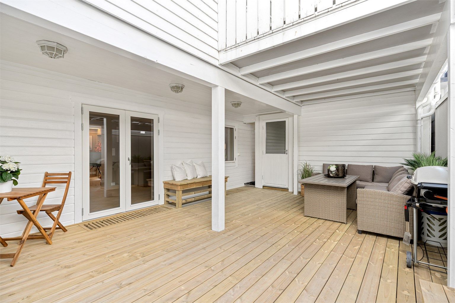 Plattingen er bygd ny og uteområdet oppleves usjenert og privat. 