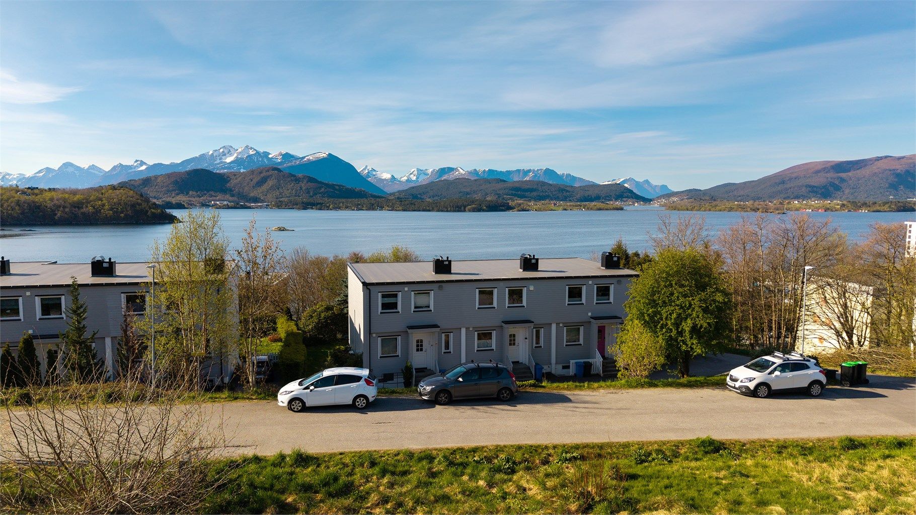 Flott utsikt fra tomten mot Borgundfjorden og Sunnmørsfjella