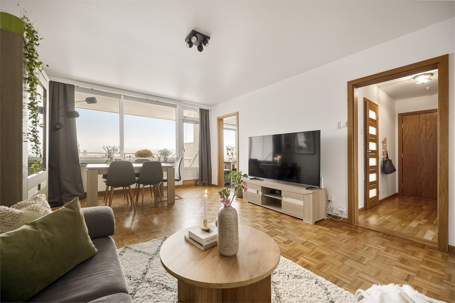 Stuen er av god størrelse og de store vindusflatene sørger for masse naturlig lys.