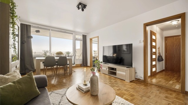 Stuen er av god størrelse og de store vindusflatene sørger for masse naturlig lys.