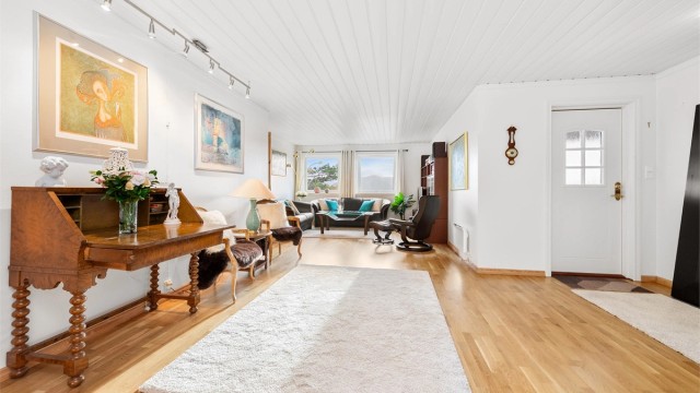 Stor og romslig kjellerstue med utgang til overbygd uteplass