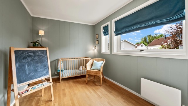 Et av tre soverom i underetasjen, alle med parkett på gulv.