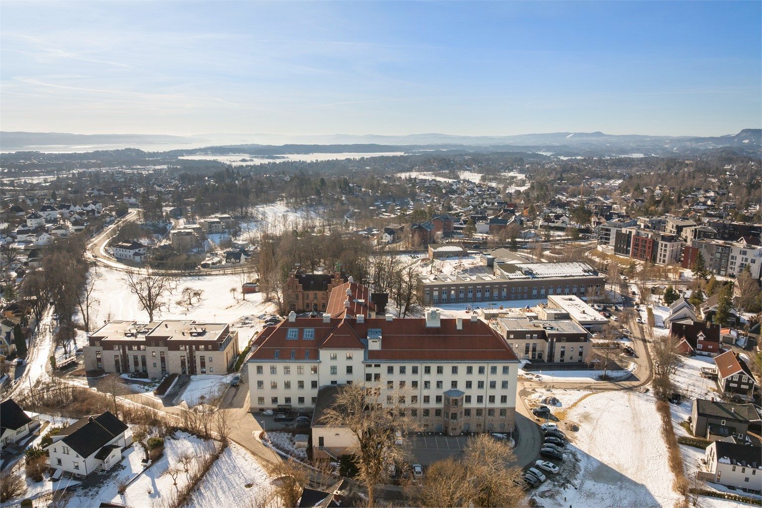 Det er enkel tilgang til flere strender på Fornebu og Kalvøya for rekreasjon om sommeren.
