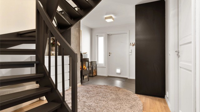 Flislagt entré med trapp opp til oppholdsrommene i overetasjen.