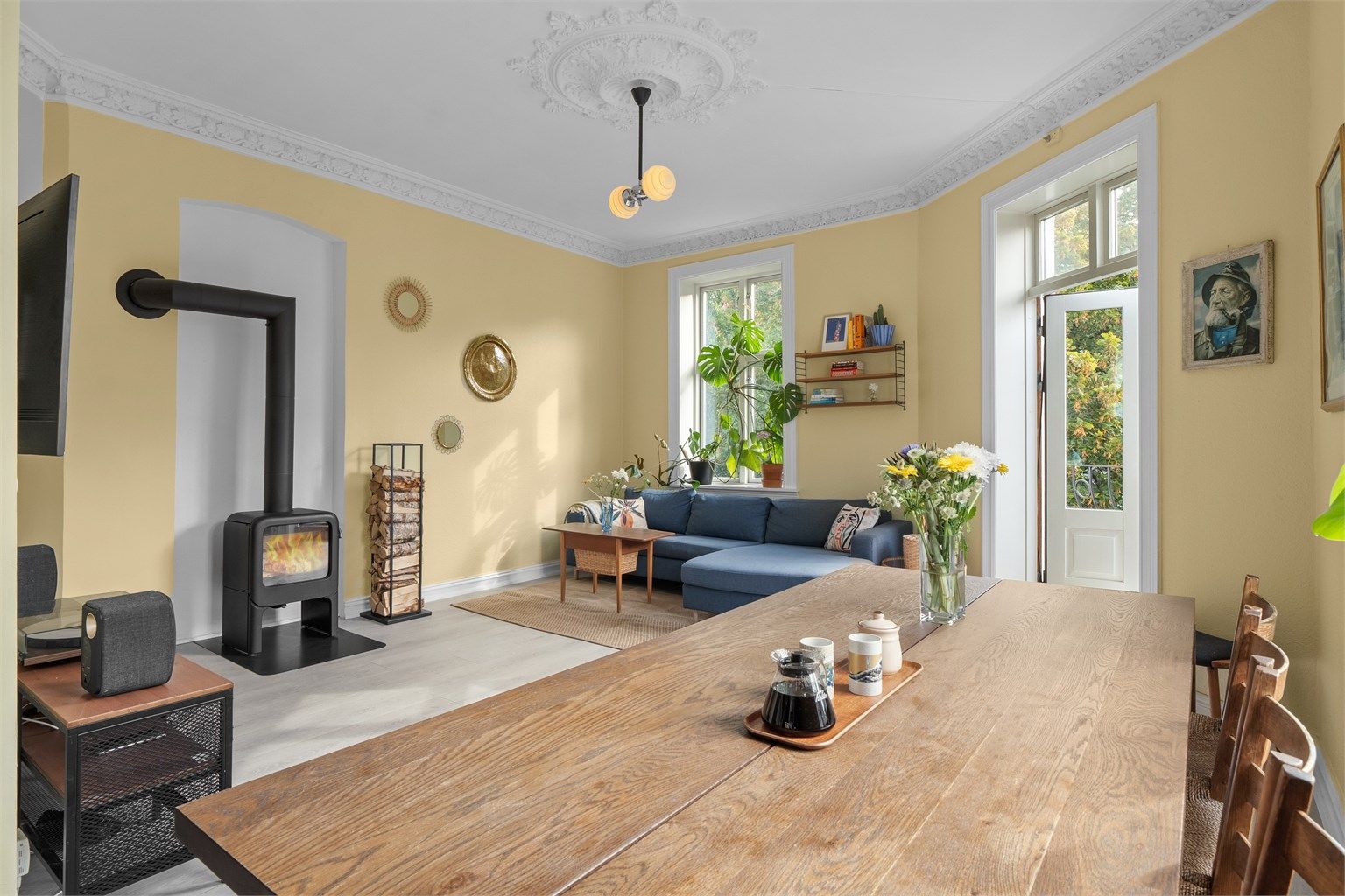  Store vindusflater og den franske balkongen gir gode lysforhold gjennom dagen.