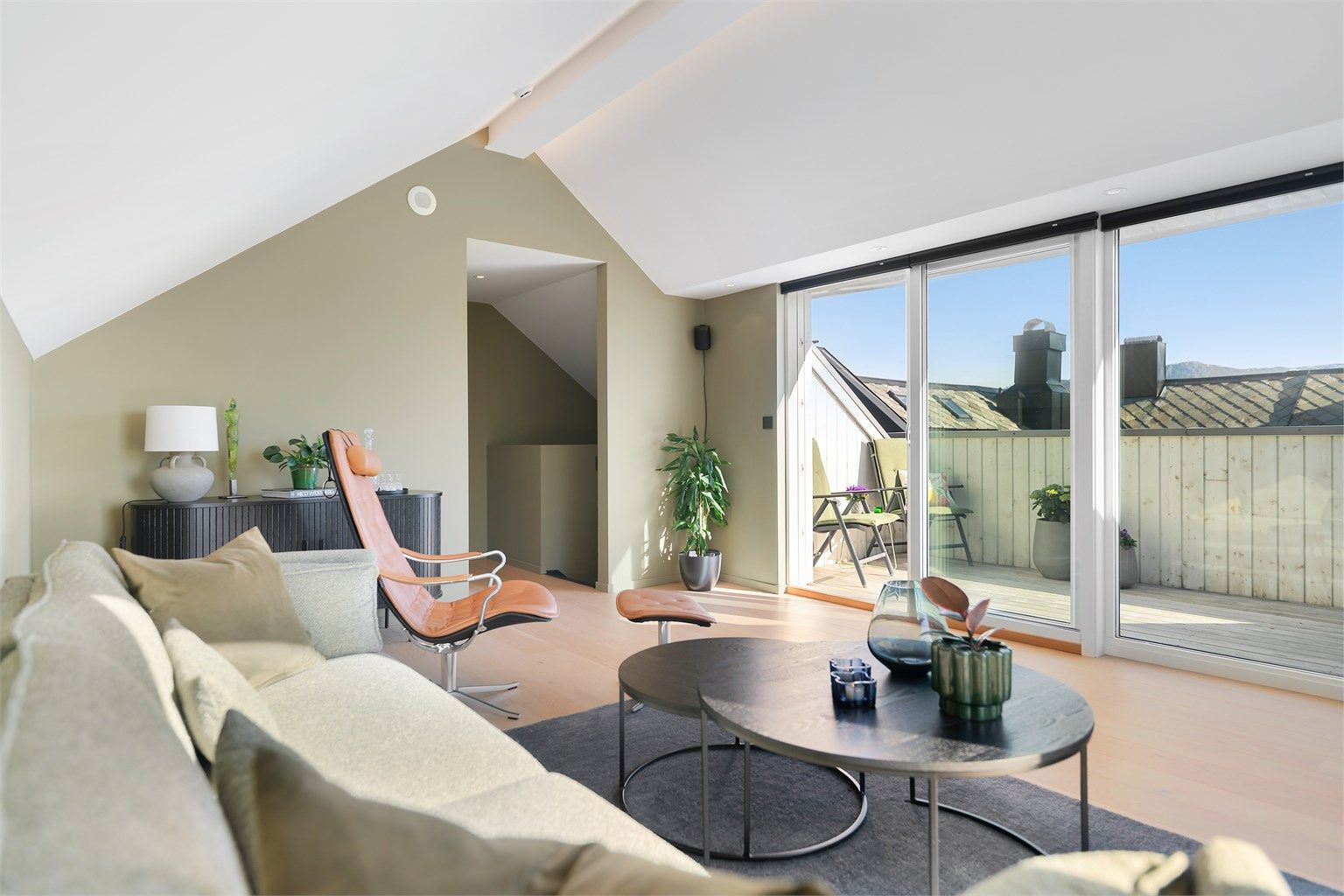 Loftsstuen har et areal på ca 18m² - og er et rom som virkelig tilfører leiligheten noe ekstra! Legg merke til at det er installert både spotlights og ledlys i mønet