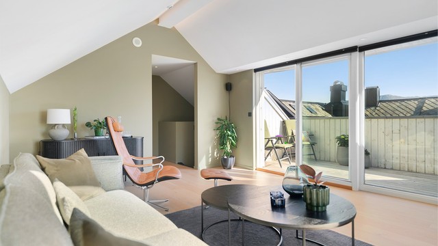 Loftsstuen har et areal på ca 18m² - og er et rom som virkelig tilfører leiligheten noe ekstra! Legg merke til at det er installert både spotlights og ledlys i mønet